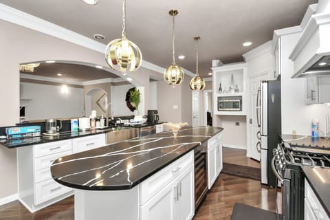 Full-size fridge, microwave, oven, stovetop
