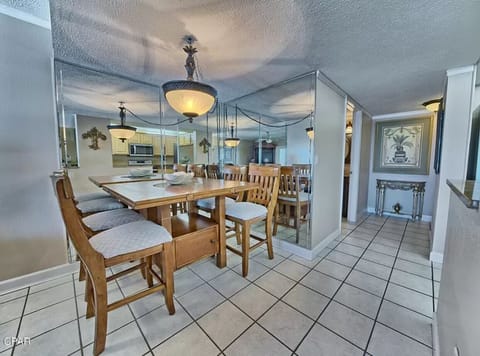 Dining area that seats 4.