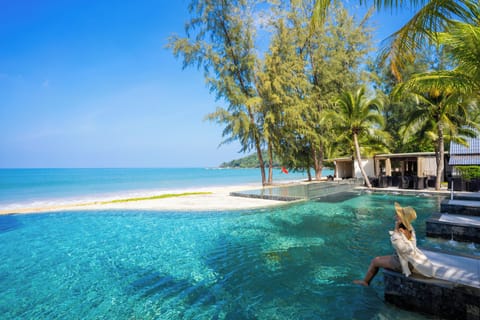 2 outdoor pools, free cabanas, pool umbrellas