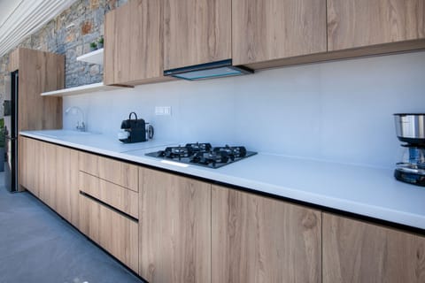 A dream outdoor kitchen, fully equipped.