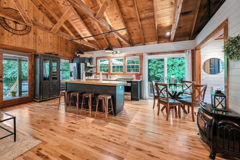 Kitchen Living Dining - Seats 8 all together