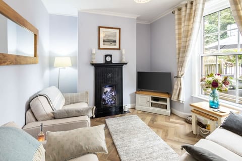 Arundel Cottage, Whitby - Host & Stay