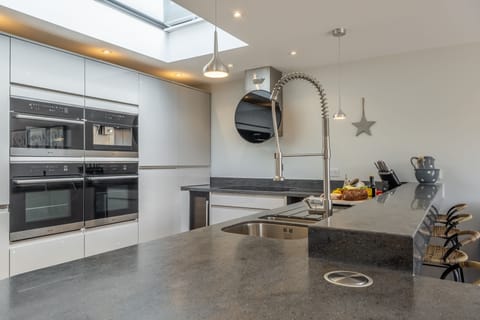 Ground floor: Breakfast bar with sit up stools