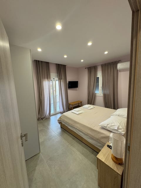 Front Bedroom with Smart Tv & AC. Queen Size bed and comfortable premium linen.