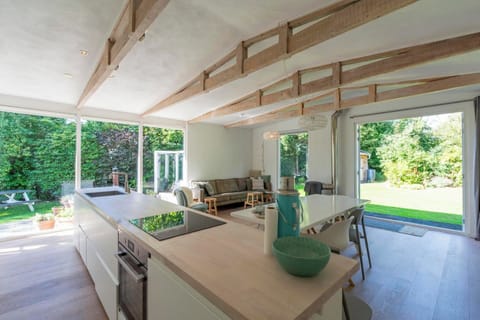 Bungalow | Private kitchen | Stovetop, highchair