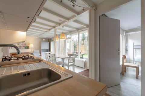 Bungalow | Private kitchen | Electric kettle, toaster