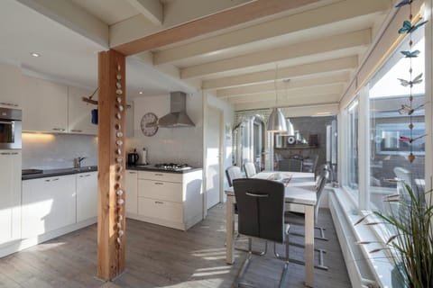 Bungalow | Private kitchen | Stovetop, electric kettle, toaster