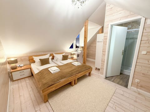 Economy Twin Room, Mountain View | In-room safe, desk, laptop workspace, blackout drapes