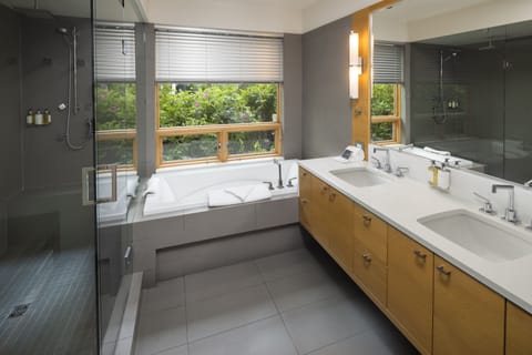 2 Bedroom Ocean Villa with Den | Bathroom | Free toiletries, hair dryer, bathrobes, slippers