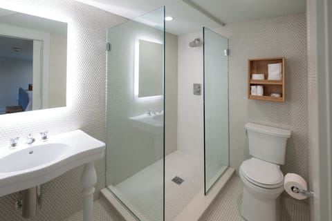 Standard Room | Bathroom | Shower, free toiletries, hair dryer, towels