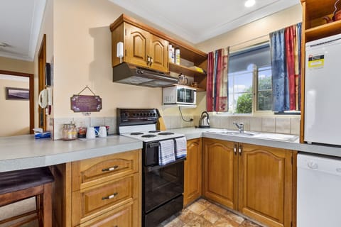 Family Cottage, 2 Bedrooms (Swan) | Private kitchen | Fridge, microwave, oven, coffee/tea maker