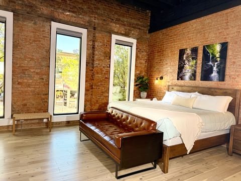 Luxury Studio Suite | Down comforters, memory foam beds, desk, laptop workspace