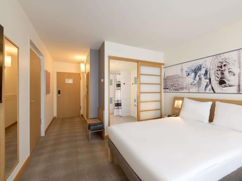 Standard Room, 1 Twin Bed (Accessible) | Hypo-allergenic bedding, in-room safe, desk, blackout drapes