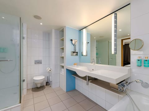 Hypo-allergenic bedding, in-room safe, desk, blackout drapes