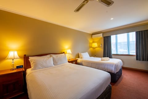 Comfort Twin Room with Continental Breakfast for 2 | Desk, iron/ironing board, WiFi (free), alarm clocks
