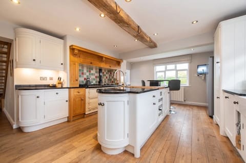 House, Garden View | Private kitchen | Electric kettle, toaster