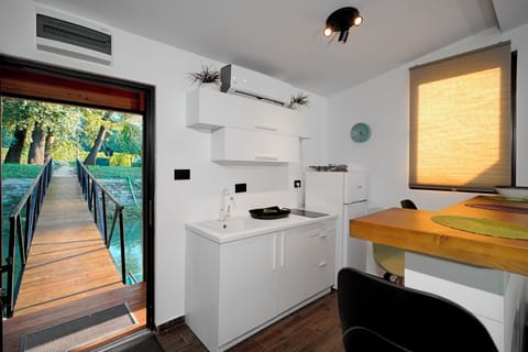 Luxury Suite, River View | Private kitchen