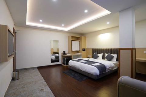 Superior Room, Balcony | Desk, laptop workspace, blackout drapes, soundproofing