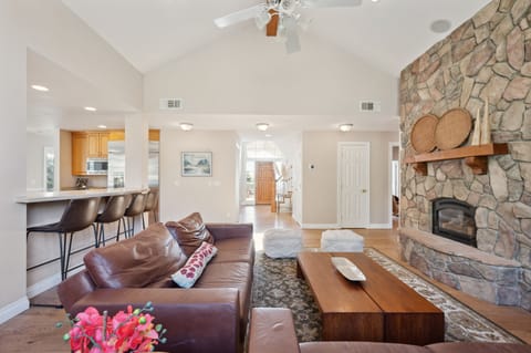 House, 6 Bedrooms | Living area | Smart TV