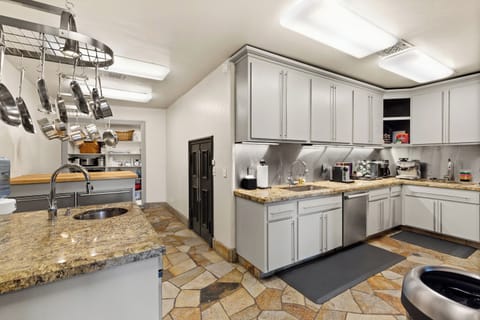 4.06-sundance-lookout-mountain-village-middle-floor-cooking-area