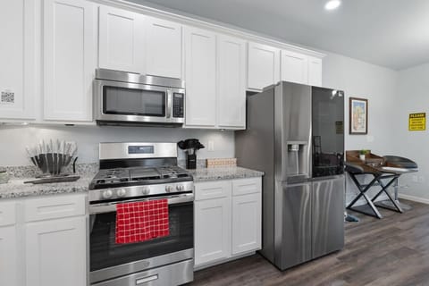 Fully equipped kitchen with all the necessary appliances to cook up a delicious meal!