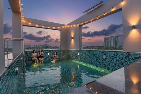 Swim-up bar