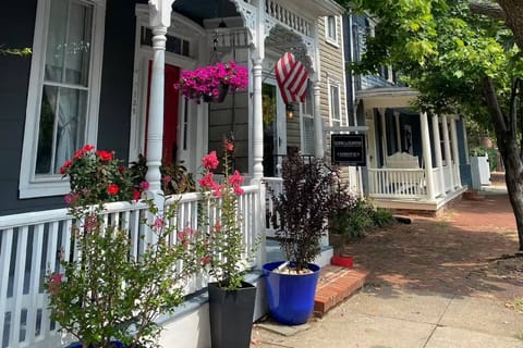 Welcome to the Nautical Flat, the 1st floor apartment located in the heart of Historic Annapolis.