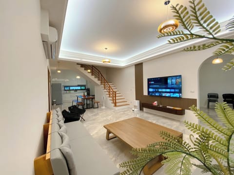 Comfort House, Courtyard View, Oceanfront | Living room | 50-inch Smart TV with digital channels, Netflix, streaming services