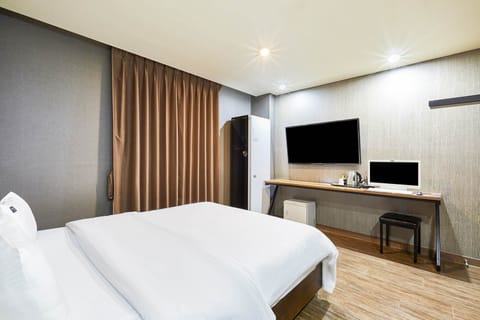 Business Double Room, 1 Double Bed, City View | Desk, laptop workspace, free WiFi