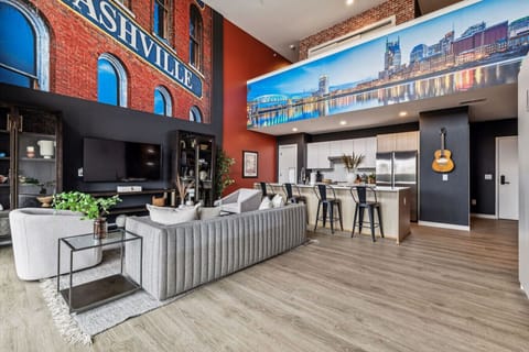 Nashville vibes turned all the way up! Spacious open-concept living with bold city murals, comfy seating, and a modern kitchen—perfect for groups, pregame hangs, and unforgettable Music City nights.