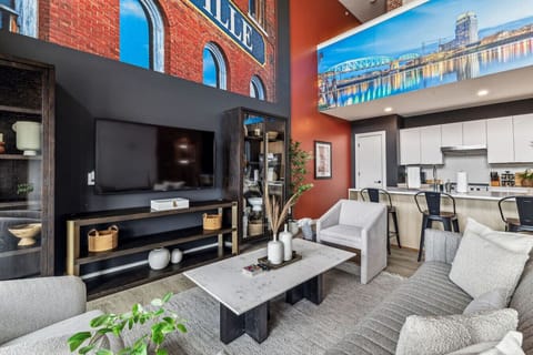 Nashville vibes turned all the way up! Spacious open-concept living with bold city murals, comfy seating, and a modern kitchen—perfect for groups, pregame hangs, and unforgettable Music City nights.
