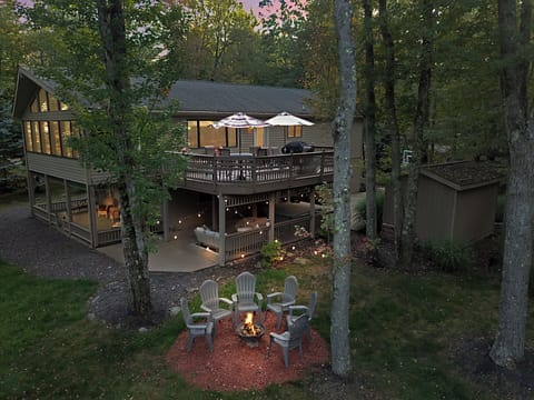 Chalet with hot tub, fire pit & outdoor lounge - perfect for a peaceful escape.