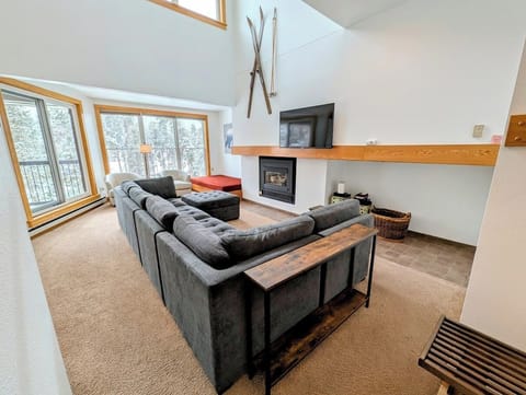 Living Room - Large Sectional Sofa / Gas Fireplace