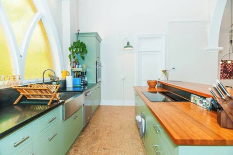 Modern kitchen with everything you need.