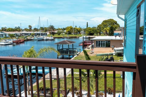 Comfort Townhome, 2 Bedrooms, Kitchen, Lake View | Balcony