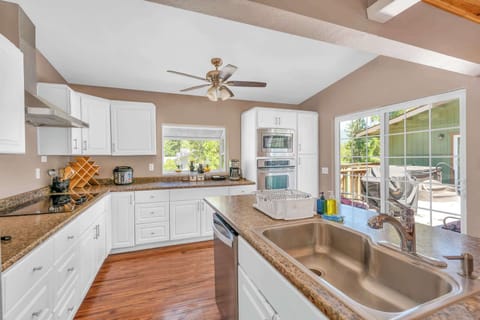 Fully furnished and equipped kitchen