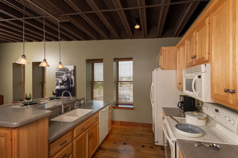 Full-size fridge, microwave, oven, stovetop