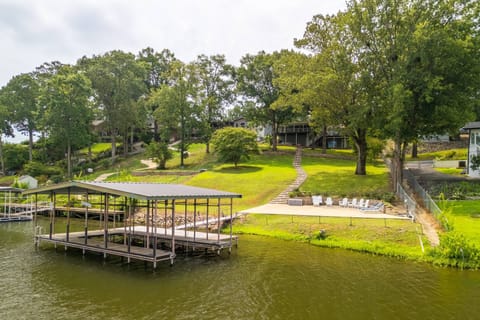 Winchester Point on Lake Hamilton | Sun/Rest Area, Boat Dock and Boat Slip