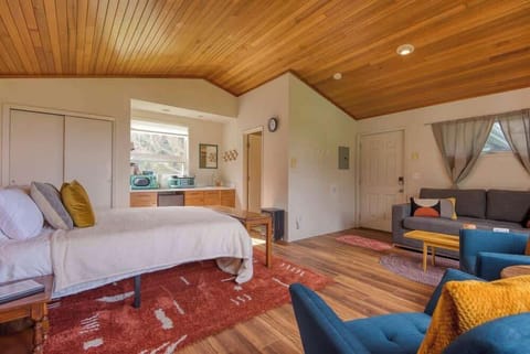 #StayinMyDistrict Cape Arago Oceanfront Guest Suite #StayinMyDistrict #BookDirect