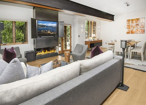 Duplex, 3 Bedrooms | Living area | Smart TV