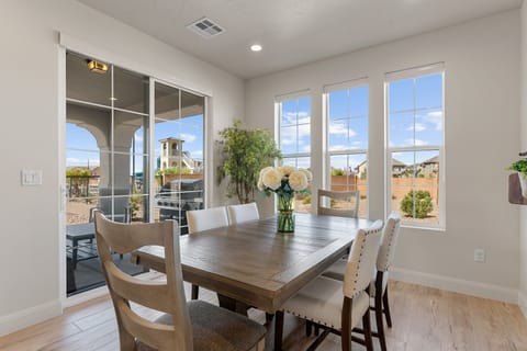 House, 5 Bedrooms | Dining