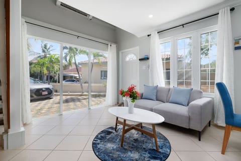 Newly Renovated Queen Bed Studio Loft @ PalmBeach (15846)