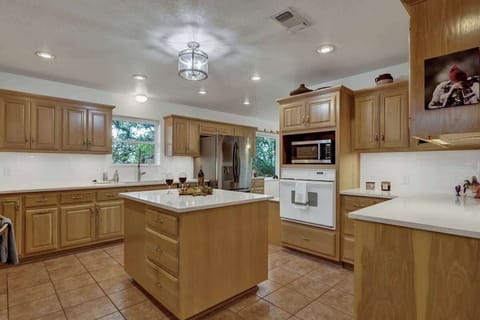 Full kitchen boasting a large island.
