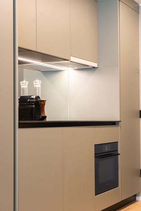 Economy Room | Private kitchen | Fridge, microwave, oven, stovetop