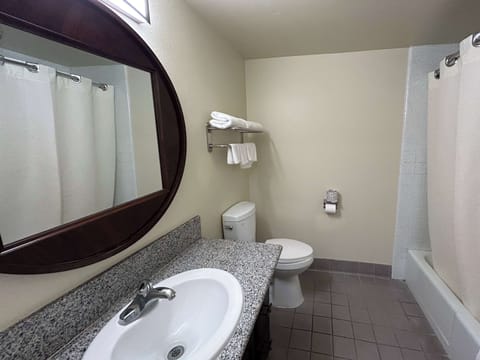 Combined shower/tub, towels