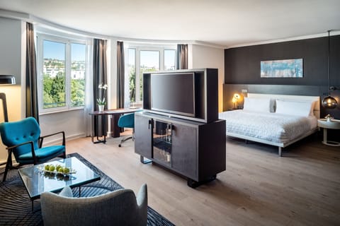 Junior Suite, 1 Bedroom | Premium bedding, down comforters, pillowtop beds, minibar