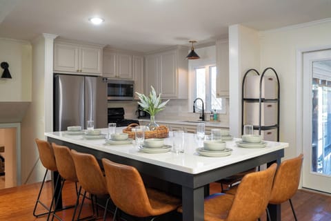 Open floor plan kitchen & dinner room, integrated into the living room.