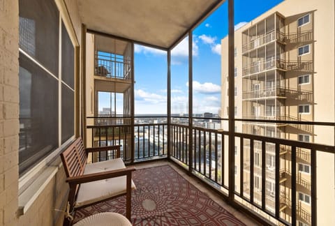 Skyline Vistas from this 21st Floor Studio Gem for Your Perfect Romantic Getaway!!