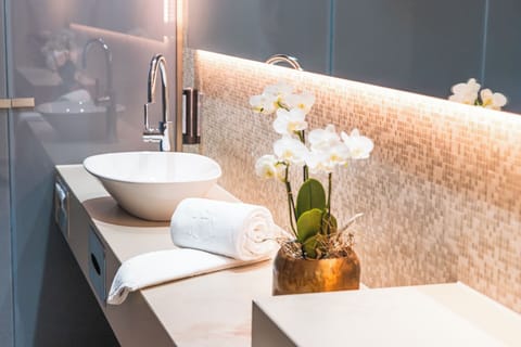 Sauna, body treatments, aromatherapy, hot stone massages