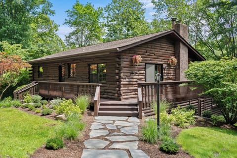 Luxury Cabin, River View | Living area | Video-game console, toys, books, music library